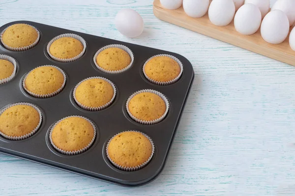 Vanilkové muffiny jsou chlazeny v pečivu. Forma cukrovinek. — Stock fotografie