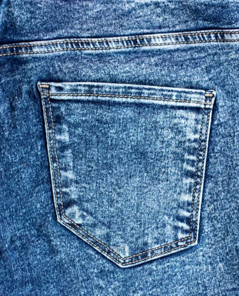 Kot pantolonun arka cebinde. Denim kumaş dokusu. Dikilmiş cep, boş.. — Stok fotoğraf