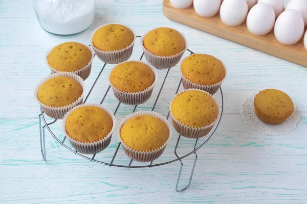 Muffiny jsou chlazeny na roštu z cukrářské oceli. Domácí pečení koncepce. — Stock fotografie