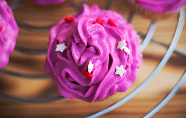 Festlicher Muffin mit heller Sahne. Cupcake mit Dekor und Sahne, — Stockfoto