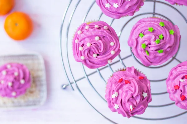 Schokoriegel, Draufsicht. Muffins mit heller Sahne und Zuckerdekor. — Stockfoto