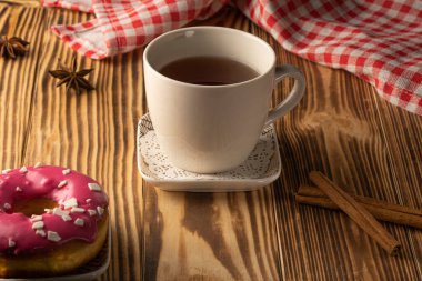 Tahta bir masada bir fincan çay. Fıstıklı bir kurabiye.. 
