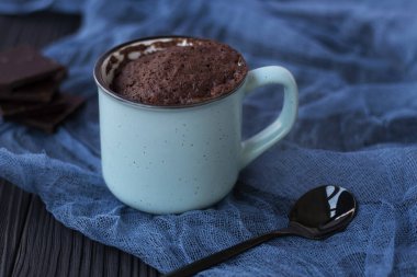 Bardakta çikolatalı kek mikrodalgada pişiyor..