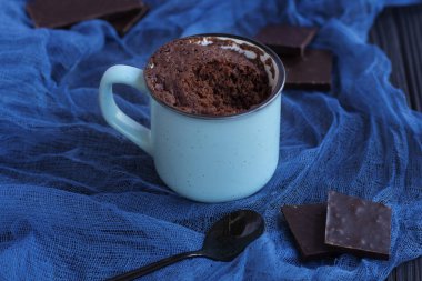 Bardakta çikolatalı kek mikrodalgada pişiyor..