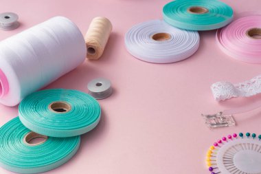 El yapımı ve dikiş arka planı. Pembe üzerine dikiş dikmek için aksesuarlar. 