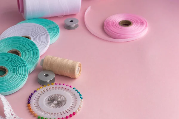 Fond fait main et couture. accessoires de couture pour la broderie sur rose — Photo