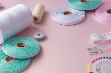 El yapımı ve dikiş arka planı. Pembe üzerine dikiş dikmek için aksesuarlar. 