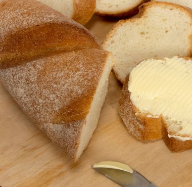 Kesme tahtasının üzerinde kıtır kıtır kesilmiş taze baget. 