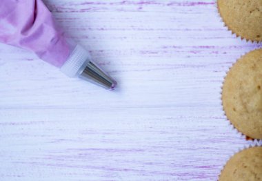  Özel bir pasta poşetinde krema, kremasız taze pişmiş kek.