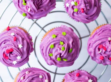  Çikolata, en iyi manzara. Parlak kremalı ve şekerli kekler.. 