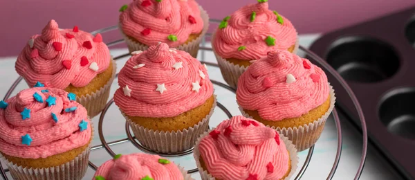 Muffin steht auf einer Untertasse, die mit Sahne und Dekor dekoriert ist. Schönes süßes Dessert — Stockfoto