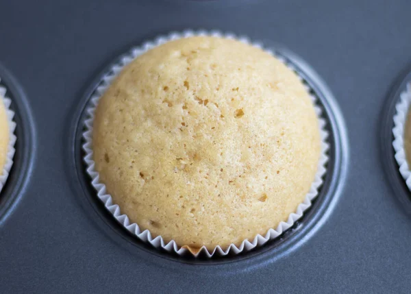 Domácí cupcakes na peci pečení misky ve speciální formě. — Stock fotografie
