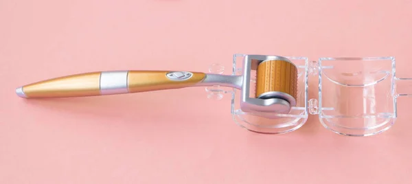 Derma Roller Micro Needle Cosmetic Microdermabrasion εργαλείο για το πρόσωπο. — Φωτογραφία Αρχείου