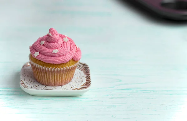 Muffin mit fliederfarbener Creme verziert mit essbaren Perlen — Stockfoto