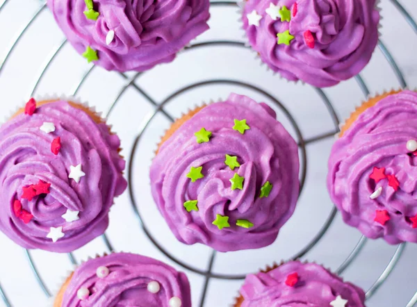 Schokoriegel, Draufsicht. Muffins mit heller Sahne und Zuckerdekor. — Stockfoto