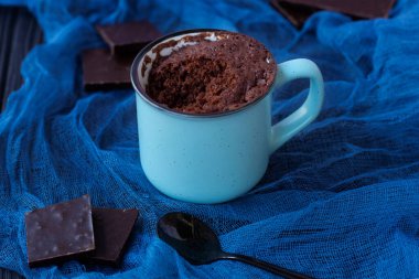 Tatlı. Mugcake. Bardakta çikolatalı kek. Ev yapımı Brownie. 