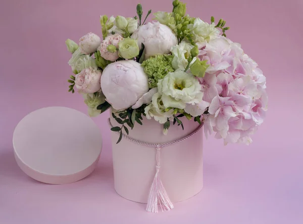 Virágok kerek luxus jelen dobozok. Rózsaszín és fehér bazsarózsa csokor — Stock Fotó