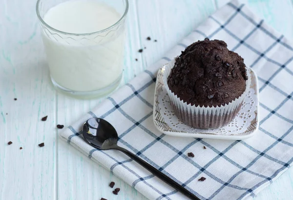 Homemade chocolate muffins or cake with a glass of milk. Place for text — Stock Photo, Image