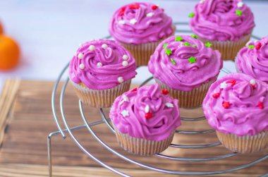  Çikolata, en iyi manzara. Parlak kremalı ve şekerli kekler.. 