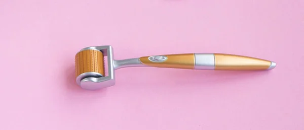 Kosmetologisk mesoscooter för hemmabruk. Ett verktyg för att eliminera rynkor. — Stockfoto