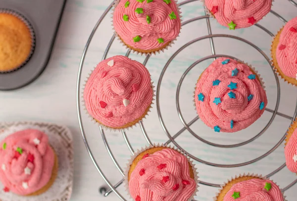 Von oben, Vanillemuffins mit Sahne und Zucker — Stockfoto