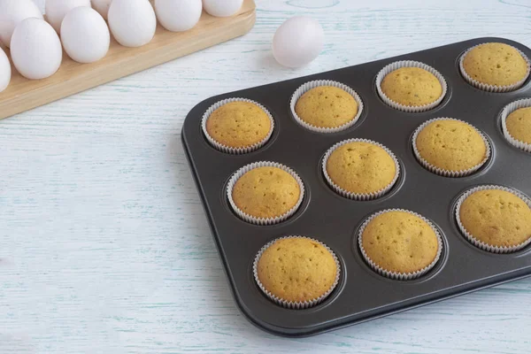Vanilkové muffiny jsou chlazeny v pečivu. Forma cukrovinek. — Stock fotografie