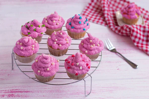 Krásně zdobené krémovými muffiny na stojanu. cupcakes — Stock fotografie