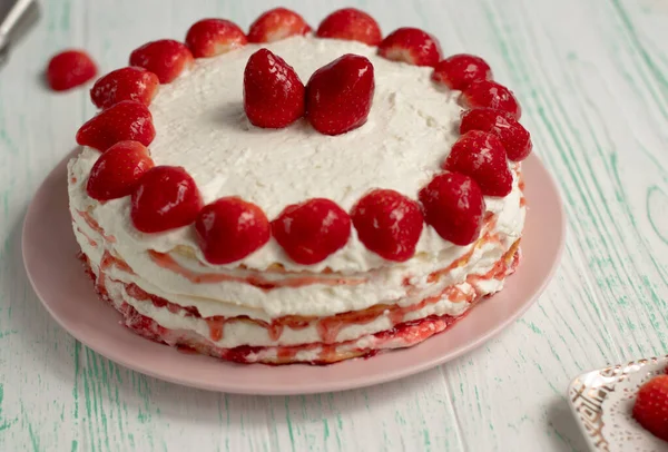 Taze çilekle süslenmiş çilekli turta. Ev yapımı çilekli pasta. 