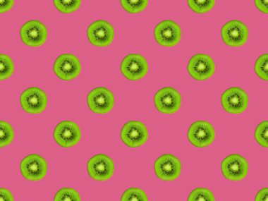 Doku. Kivi 'nin mor arka planda tekrarlanan pürüzsüz deseni. Kivi kesildi.. 