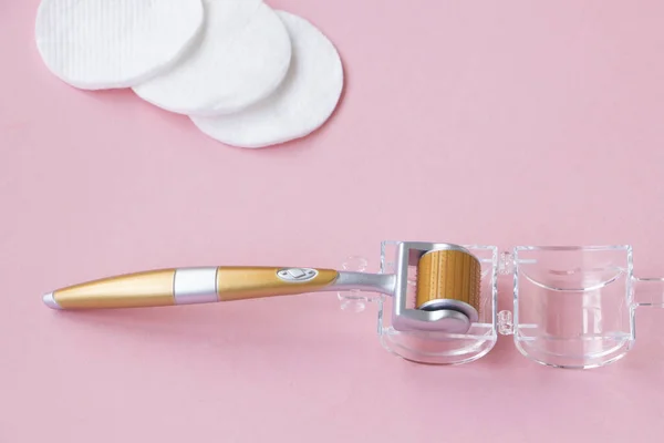 Mesoscooter cosmetológico para uso doméstico. Una herramienta para eliminar arrugas. — Foto de Stock