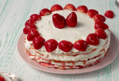 Taze çilekle süslenmiş çilekli turta. Ev yapımı çilekli pasta. 