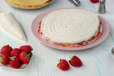 Çilekli keki ışık masasına monte etmek. Pasta yapmak için gerekli malzemeler