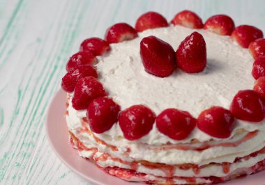 Taze çilekle süslenmiş çilekli turta. Ev yapımı çilekli pasta. 