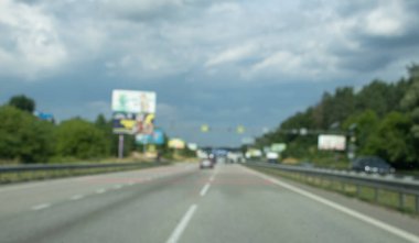 Arka plan bulanık. Otoyol Bokeh ile bulanık arkaplan. Arka planda bulanık afişler ve arabalar var. Yüksek kalite fotoğraf