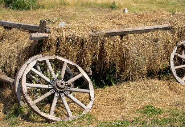 干し草の入ったカートから車輪が壊れた。古いファームカートが崩壊し干し草が散乱し — ストック写真
