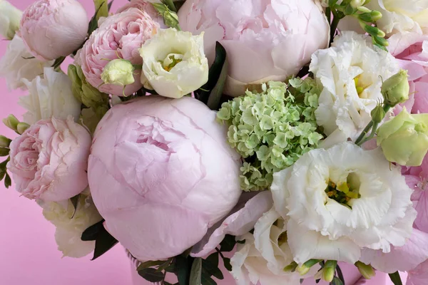 Rosa och vita blommor. bukett rosa färg, nära — Stockfoto