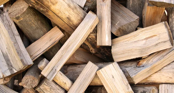Leña de pared, fondo de troncos de leña picados en seco en una pila. —  Fotos de Stock