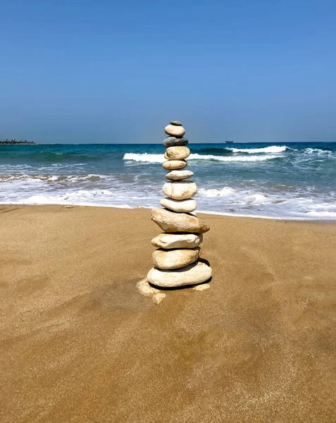 Conceito de equilíbrio e harmonia. Cairn pilha de pedras seixos — Fotografia de Stock