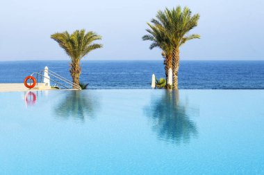 Açık hava turizmi. Yüzme havuzlu lüks sahil beldesi