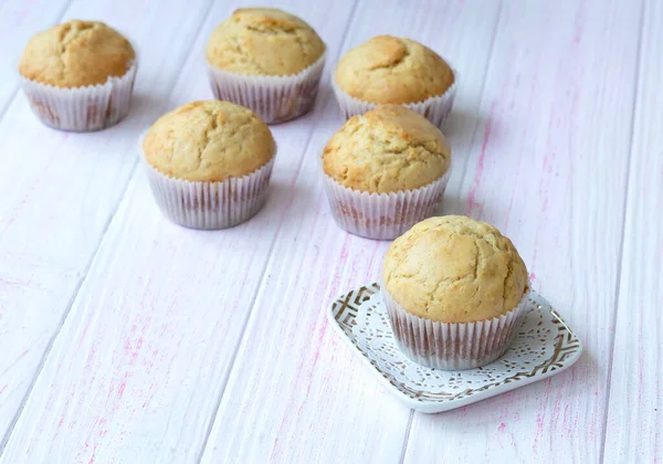 Domácí vanilkové muffiny na světlém pozadí. Selektivní zaměření. — Stock fotografie