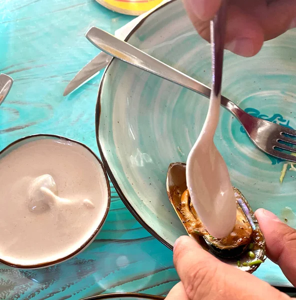 Enfoque selectivo. Aplique salsa al mejillón en champiñón sobre un azul claro — Foto de Stock