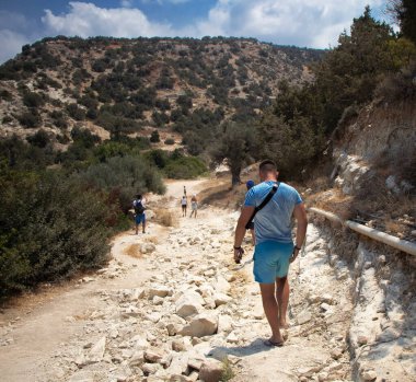 Turistler dağdan iner. Arkadan bak. Ağır turizm rotası