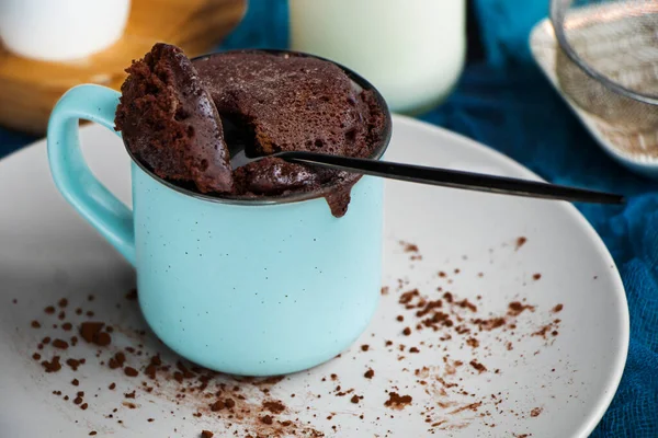 Mugcake is microwaved. Homemade cupcake in a mug is on a plate. — Stock Photo, Image