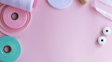 El yapımı ve dikiş arka planı. Pembe üzerine dikiş dikmek için aksesuarlar. 