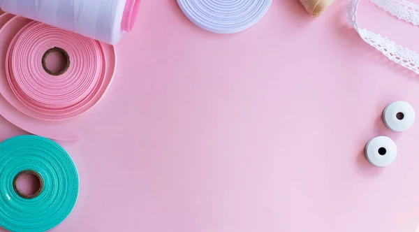 수제 및 재봉틀 배경. 핑크 빛으로 작업 할 수있는 바늘 모양의 액세서리 — 스톡 사진