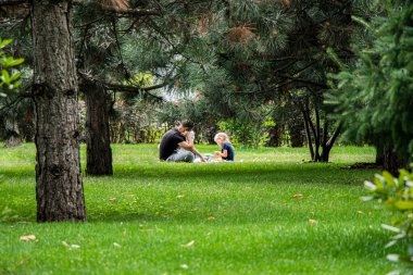 Seçici odaklanma. Ormanda aile pikniği. Aile açık hava eğlencesi