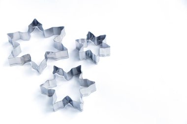 Kar tanesi şeklinde bir kurabiye kesicisi. Noel tatlısı formları.