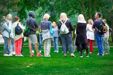 Bir grup insan parkta toplandı. İnsanlar daireler çiziyor.. 