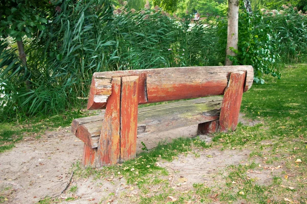 Stara ławka w parku. Ławka wiejska widok z tyłu. Drewniana ławka brudna — Zdjęcie stockowe