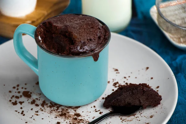 Mugcake is microwaved. Homemade cupcake in a mug is on a plate. — Stock Photo, Image